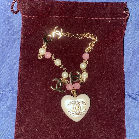 Chanel White Pearl Heart Bracelet 21B pre-owned - Picture 9 of 9